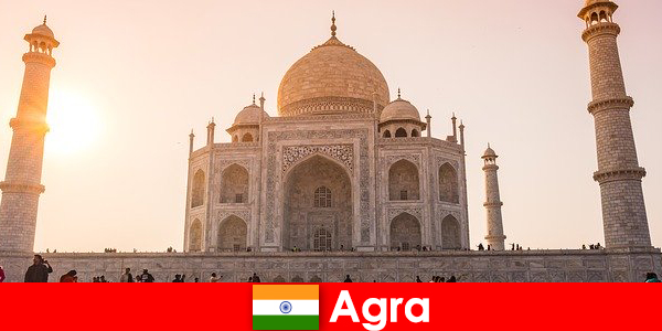 Gli impressionanti complessi di palazzi di Agra in India sono un consiglio di viaggio per i vacanzieri