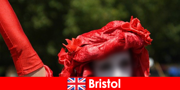 I viaggiatori con zaino e sacco a pelo si guadagnano da vivere come artisti di strada a Bristol