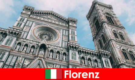 Firenze con molte città d'arte storiche attira visitatori da tutto il mondo