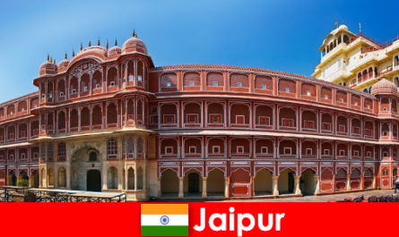 Le architetture più insolite attraggono molti turisti a Jaipur