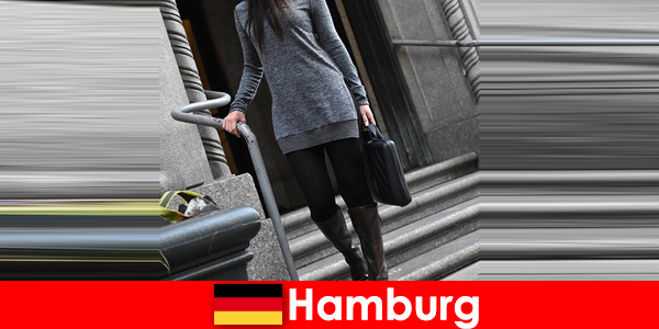 Le signore eleganti ad Amburgo viziano i viaggiatori con un servizio di scorta esclusivo e discreto