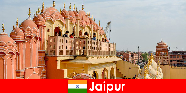 Palazzi impressionanti e l’ultima moda possono essere trovati dai turisti a Jaipur in India