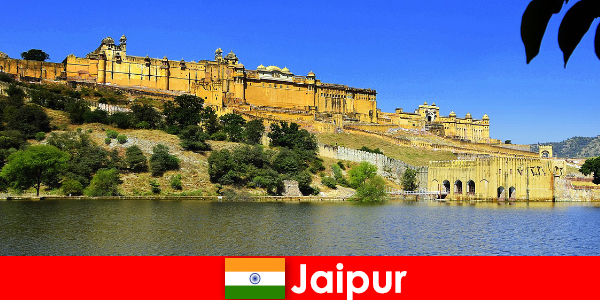Gli estranei a Jaipur adorano i possenti templi