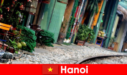 Hanoi è l'affascinante capitale del Vietnam con strade strette e tram