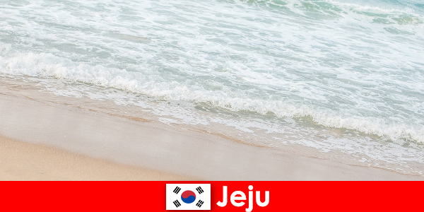 Jeju, con la sua sabbia fine e l’acqua limpida, è il luogo ideale per una vacanza in famiglia sulla spiaggia