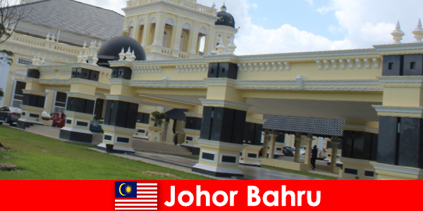 Johor Bahru, la città al por-to non attira solo i credenti nella vecchia moschea, ma anche i turisti