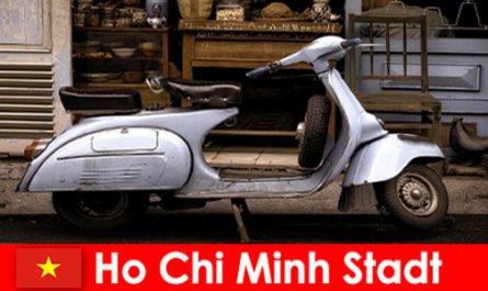 Ho Chi Minh City Vietnam offre ai vacanzieri tour in motorino per le strade animate