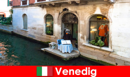 Pura esperienza di viaggio per i turisti dello shopping nel centro storico di Venezia in Italia