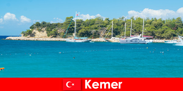 Tour in barca e feste calde per giovani vacanzieri a Kemer in Turchia