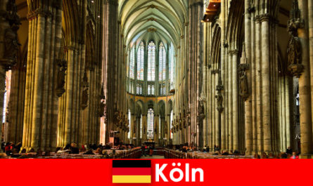Pellegrinaggio per stranieri ai tre santi re nella cattedrale di Colonia
