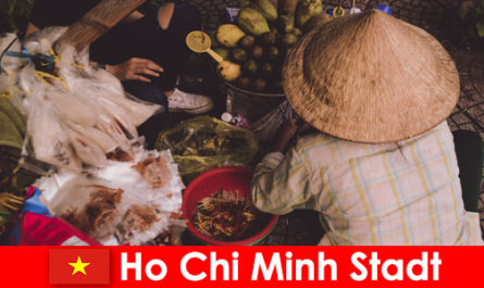 Gli stranieri provano la varietà di bancarelle di cibo a Ho Chi Minh City Vietnam