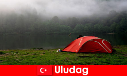 Vacanza in campeggio con la famiglia nelle foreste di Uludag Turchia