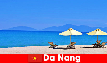 I turisti del pacchetto si rilassano sulle spiagge azzurre di Da Nang Vietnam