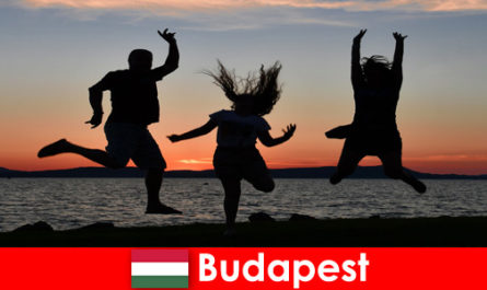 Budapest Ungheria per giovani turisti festaioli con musica e bevande economiche in bar e club