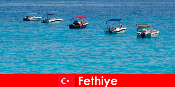 Il viaggio blu della Turchia e le spiagge bianche attendono con ansia i turisti a Fethiye per il relax