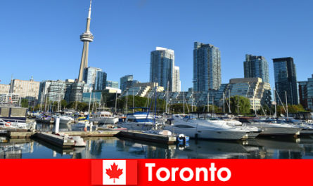 Toronto in Canada è una moderna metropoli sul mare molto popolare tra i turisti della città