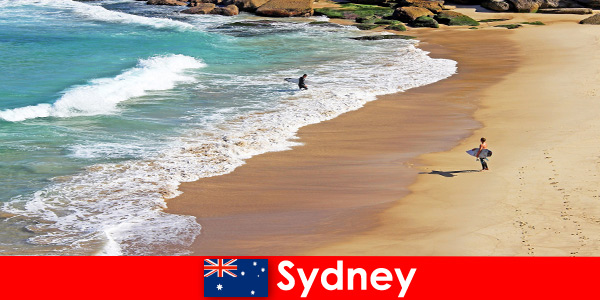I turisti del surf si godono il massimo a Sydney in Australia