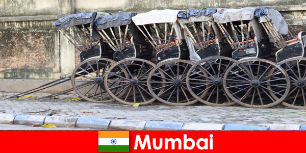 Mumbai in India offre giri in risciò attraverso strade affollate per gli appassionati di viaggi