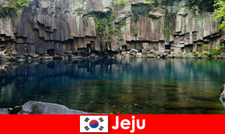 Viaggio esotico a lunga distanza nel bellissimo paesaggio vulcanico di Jeju in Corea del Sud