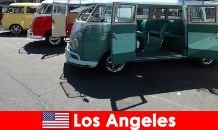 Gli stranieri noleggiano auto economiche a Los Angeles negli Stati Uniti per visitare la città
