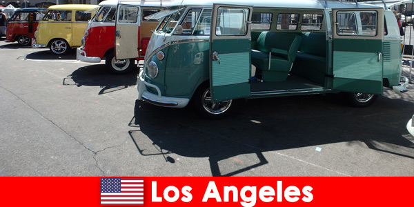 Gli stranieri noleggiano auto economiche a Los Angeles negli Stati Uniti per visitare la città