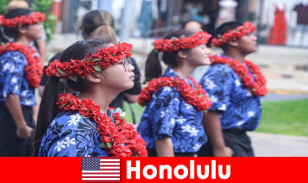 Gli ospiti stranieri amano gli scambi culturali con i residenti locali a Honolulu negli Stati Uniti