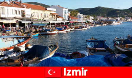 I viaggiatori attivi si spostano tra la città e la spiaggia di Izmir, in Turchia