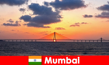 I viaggiatori asiatici sono entusiasti della modernità e della tradizione a Mumbai India