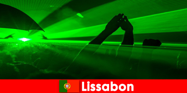 Famose serate in discoteca sulla spiaggia per giovani turisti in festa a Lisbona Portogallo