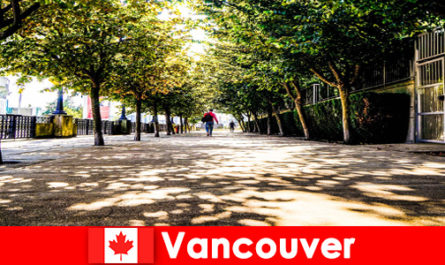 Le guide della città di Canada Vancouver accompagnano i turisti stranieri negli angoli locali