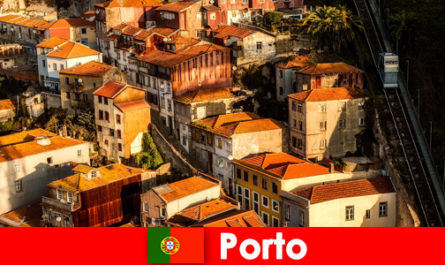 Passeggiata nel fine settimana nel centro storico di Porto Portogallo