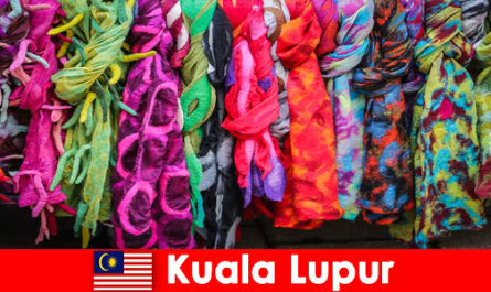 I turisti culturali a Kuala Lumpur in Malesia sperimentano l'eccellente artigianato