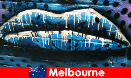 I viaggiatori ammirano le famose arti di strada di Melbourne in Australia
