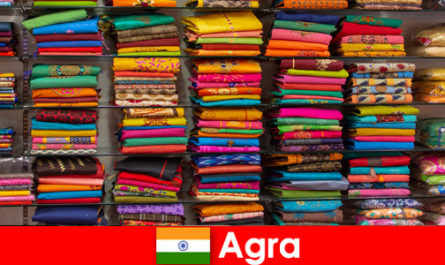 Gruppi turistici dall'estero acquistano tessuti di seta economici ad Agra India