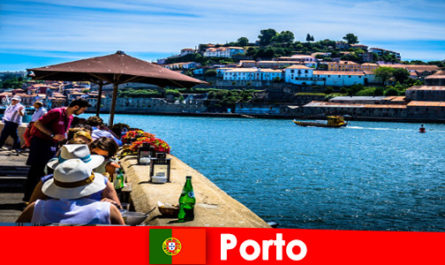 Destinazione per brevi vacanzieri ai grandi ristoranti di pesce al porto di Porto Portogallo