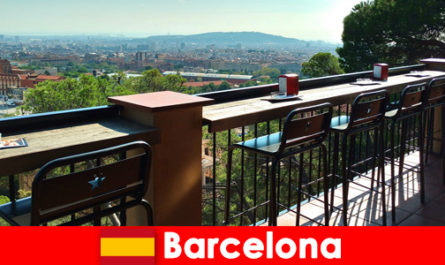Puro stile da grande città per i visitatori di Barcellona, ​​in Spagna, con bar, ristoranti e la scena artistica