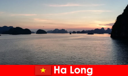 Vacanza perfetta ad Ha Long in Vietnam per turisti stranieri stressati