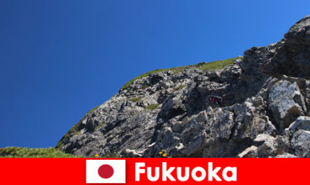 Viaggio avventuroso in montagna a Fukuoka in Giappone per turisti sportivi stranieri