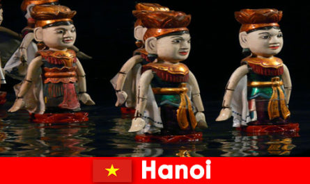 Spettacoli famosi nel teatro delle marionette sull'acqua ispirano gli estranei ad Hanoi, Vietnam