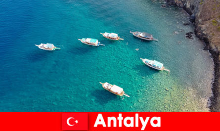 I turisti usano l'ultima volta del sole per una vacanza ad Antalya in Turchia