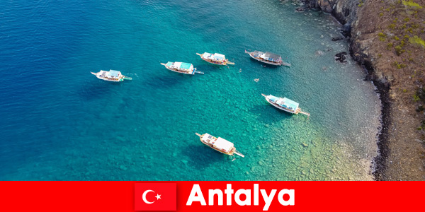I turisti usano l’ultima volta del sole per una vacanza ad Antalya in Turchia
