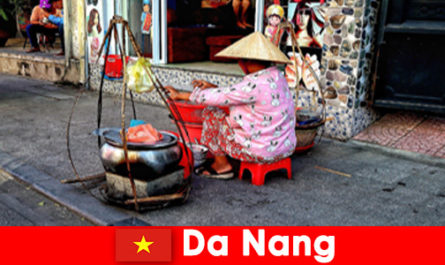 Sconosciuti si immergono nel mondo della cucina di strada di Da Nang Vietnam