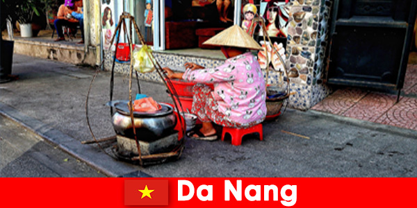 Sconosciuti si immergono nel mondo della cucina di strada di Da Nang Vietnam