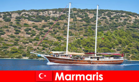 Viaggio di vacanza per giovani turisti con popolari gite in barca a Marmaris Turchia