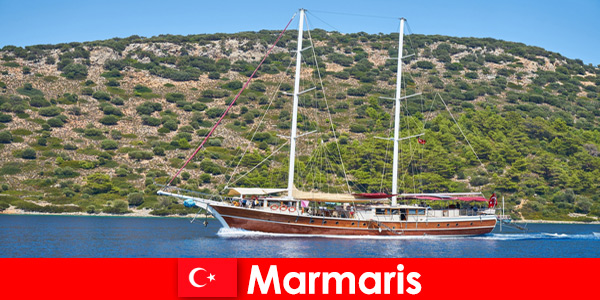 Viaggio di vacanza per giovani turisti con popolari gite in barca a Marmaris Turchia