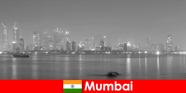 Grande atmosfera da città a Mumbai India per turisti stranieri con diversità da ammirare