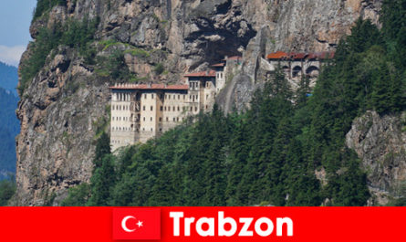 Le rovine del vecchio monastero di Trabzon in Turchia invitano i turisti curiosi a visitare