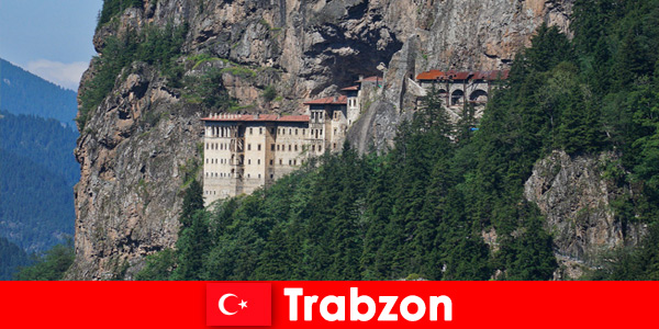 Le rovine del vecchio monastero di Trabzon in Turchia invitano i turisti curiosi a visitare