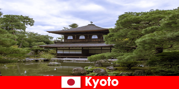 Negozi originali con vecchi mestieri per turisti a Kyoto in Giappone