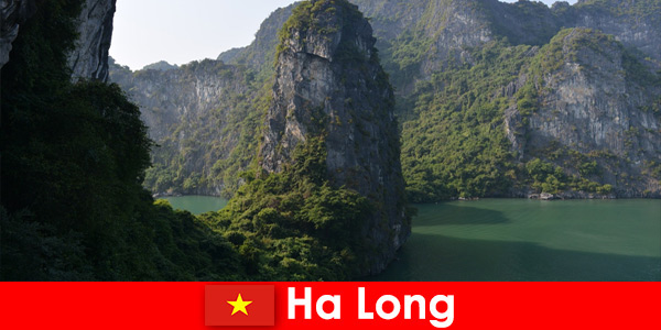 Emozionanti tour e speleologia per i vacanzieri ad Ha Long Vietnam